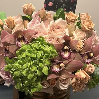 Anna's Secret Garden - Emerald Green Hydrangea and Nude Roses - Florists Near Me - Studio City, California Anna's Secret Garden - Emerald Green Hydrangea and Nude Roses - Florists Near Me - Studio City, California