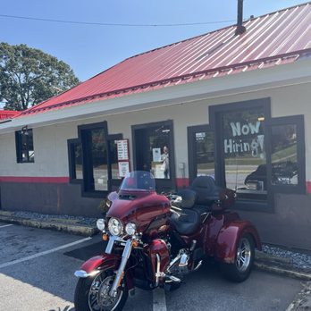 Dog House - Outside parking of the doghouse - Burgers Near Me - Campobello, South Carolina