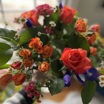 Acanthus Floral Art - The little daisies are out of focus but they put a big smile on my face in this arrangement. This is an adorable bouquet. - Florists Near Me - Minneapolis, Minnesota Acanthus Floral Art - The little daisies are out of focus but they put a big smile on my face in this arrangement. This is an adorable bouquet. - Florists Near Me - Minneapolis, Minnesota