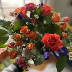 Acanthus Floral Art - The little daisies are out of focus but they put a big smile on my face in this arrangement. This is an adorable bouquet.