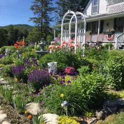Seymour Lake Lodge - Beautiful gardens and private apts.