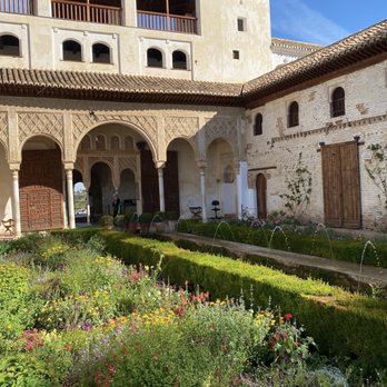 La Alhambra y El Generalife - Landmarks & Historical Buildings Near Me - Granada, GR La Alhambra y El Generalife - Landmarks & Historical Buildings Near Me - Granada, GR