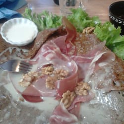 La Flottille - Galette aveyronnaise : crème de roquefort, jambon cru, crème et salade