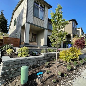 Alvin's Landscaping - AFTER Front yard with three levels of plants, all accesible and easy to manage - Landscaping Near Me - Tacoma, Washington