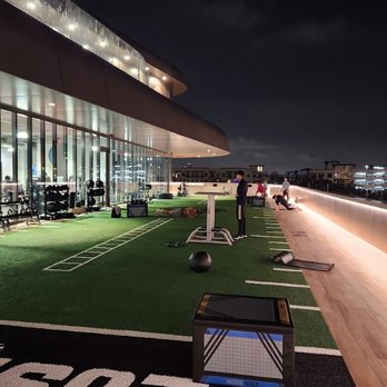 EōS Fitness - The outdoor turf area overlooking buffalo bayou - Gyms Near Me - Houston, Texas