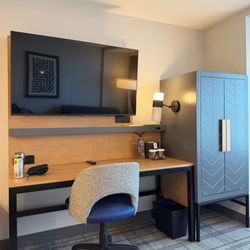 Courtyard by Marriott Boston Downtown/North Station - King Bedroom with Sofa (TV and table area)