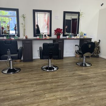 Aruna Threading Studio - Studio nice clean and tidy - Threading Services Near Me - West Hollywood, California Aruna Threading Studio - Studio nice clean and tidy - Threading Services Near Me - West Hollywood, California