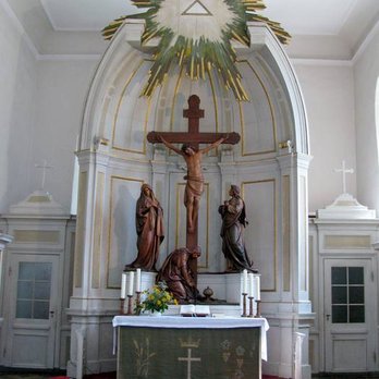 Ev.-luth. Kirche St. Marien - Der Altar mit Kreuzigungsgruppe. - Churches Near Me - Waren, MV