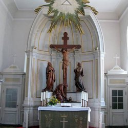 Ev.-luth. Kirche St. Marien - Der Altar mit Kreuzigungsgruppe.