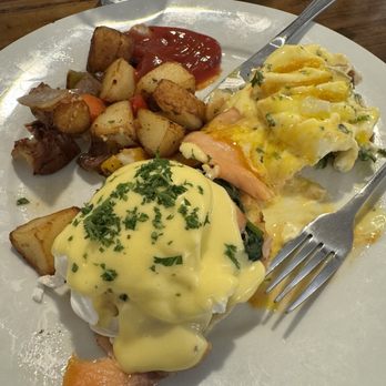 Verano Cafe - Smoke Salmon Eggs Benedict - Breakfast & Brunch Near Me - Sonoma, California
