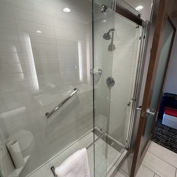 Hyatt Place Murfreesboro - Modern shower - Hotels Near Me - Murfreesboro, Tennessee