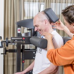 Praxis für orthopädische Physiotherapie - Die therapeutische Leitung über maximal 3 Teilnehmer pro Gruppe sichert die individuelle Trainingssteuerung.