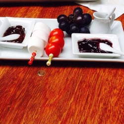Bar à Fromages - Pour accompagner, confiture cerises noires, figues, miel, raisins, tomates cerises et chamalow