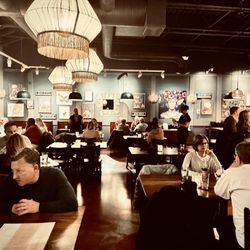 Gallo's Pizza & Bar - Dining room