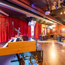 Collector's Choice Restaurant - Enjoy the warm ambiance of our bar and lounge, perfect for an evening out.