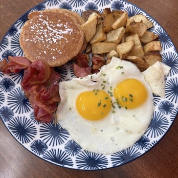 Main Kitchen Cafe - The Signature Breakfast w/ bacon and mini pancakes - New American Near Me - Granada Hills, California