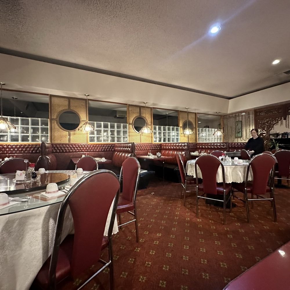 Peking House - dining room with red booths and tables - Chinese Near Me - Shoreline, Washington