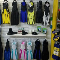 Abyss Scuba - Our selection of fins for you to try on.