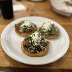 Cocina Mamá Cholita - Sopes (rating: 4.5/5)