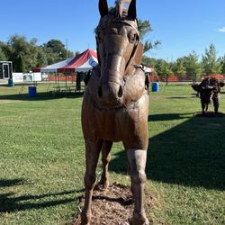 Hidden Falls Cabins & RV Park - Horse sculpture
