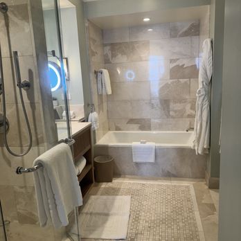 Four Seasons Resort Palm Beach - Bathroom - Resorts Near Me - Palm Beach, Florida Four Seasons Resort Palm Beach - Bathroom - Resorts Near Me - Palm Beach, Florida