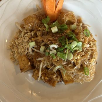 Sand Pebbles Restaurant - Pad thai with tofu - Asian Fusion Near Me - Beachwood, Ohio Sand Pebbles Restaurant - Pad thai with tofu - Asian Fusion Near Me - Beachwood, Ohio