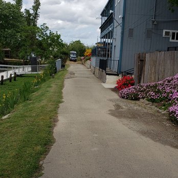 Windmill Cove Bar & Grill - Walk way toward restaurant. - Boating Near Me - Stockton, California