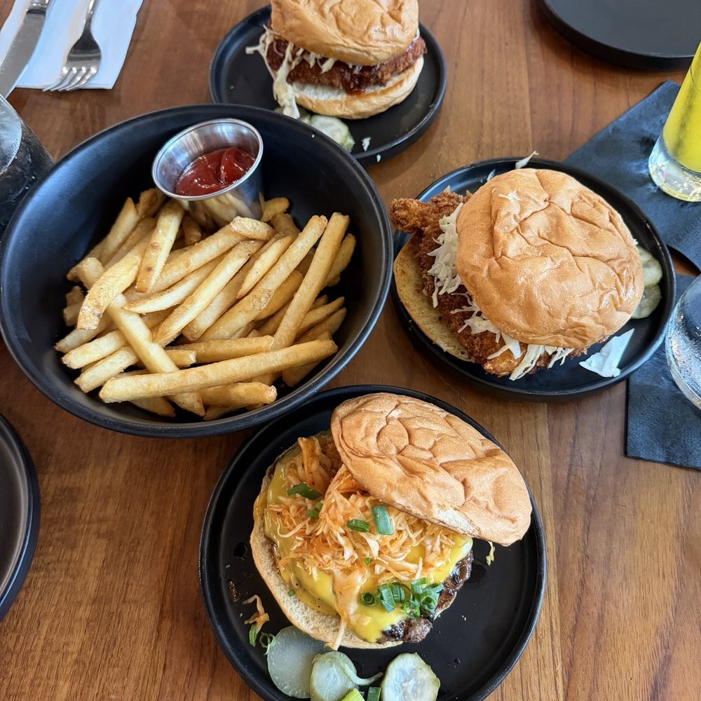 Piko Kitchen + Bar - Fries, kalbi burger, chicken sandwich, fish sandwich - Cocktail Bars Near Me - Honolulu, Hawaii