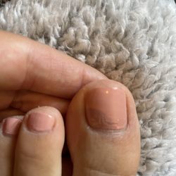 Cosmo Nails Lounge - Not even polish on big toe