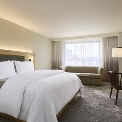 The Westin Los Angeles Airport - The Westin Los Angeles Airport guest room near LAX. The Westin Heavenly Bed, modern comfort, ideal for business stays or overnight layovers.