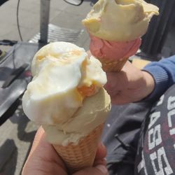 Dolomiti - In der Waffel. Becher = Einweg kostet in Konstanz extra um Müll zu reduzieren = + 0,60€ (Es gibt Leute, die bringen ihre Box mit)