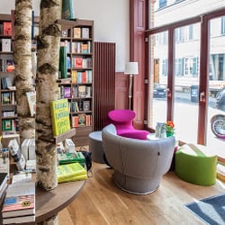 Buch-Café Nero39 - Buch-Café Nero39 - Frontsitzbereich & Birkenstämme