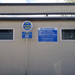 Does this look similar to city parking signs? Can you see the 24 hour pay to park?