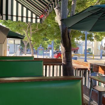Barney's Beanery - Outdoor patio. - Breakfast & Brunch Near Me - Westwood, California Barney's Beanery - Outdoor patio. - Breakfast & Brunch Near Me - Westwood, California