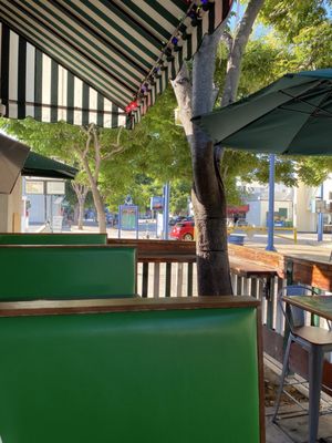 Barney's Beanery by null