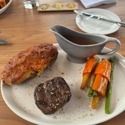 Restaurant L’Aurochs Steakhouse - Filet with potato and seasonal vegetables
