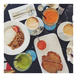 Cafe Capuccino - Granola eco con yogur de soja: espectaculaaaaar; croissant eco a la plancha y tostadas de espelta con tomatito.