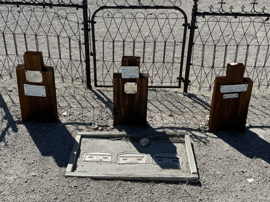 Old Tonopah Cemetery (1901) by null