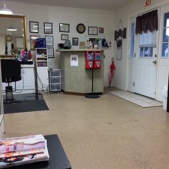 Hairstation - Small lobby but perfect for this small hair salon. - Men's Hair Salons Near Me - Alvin, Texas