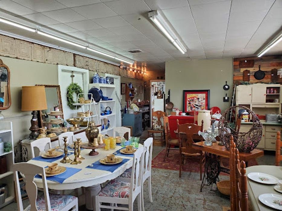 THE FURNITURE JUNKIT & JUNKER’S ALLEY 1401 S 1st St, Abilene, Texas