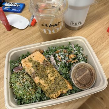 noa a café - Salmon Kale Salad - Cafes Near Me - New York, New York noa a café - Salmon Kale Salad - Cafes Near Me - New York, New York