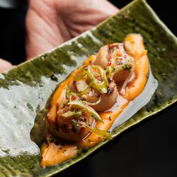 Robata - Vieras. Brocheta de vieira con muselina de boniato.