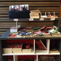 Librería América Nuestra - Mesón de ofertas.