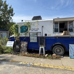 Le Petit Cafe Aux Roues - Le Petit Café