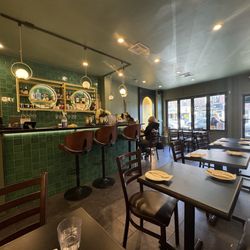 Lert Ros Thai food - Interior