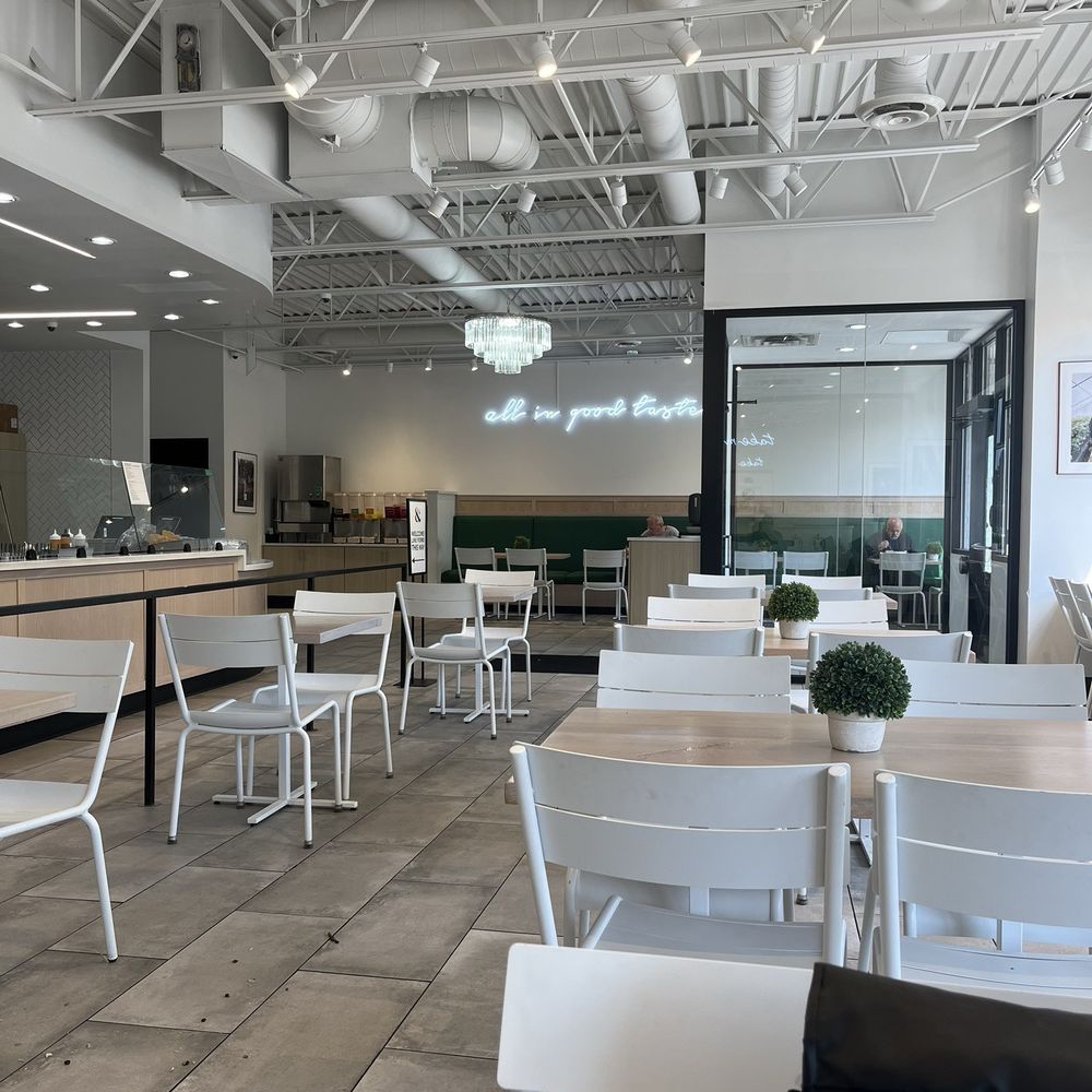 Crisp & Green - Seating Area - Salad Near Me - Saint Paul, Minnesota