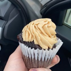 Front Porch Bakery - Chocolate peanut butter cupcake!!! OMG!