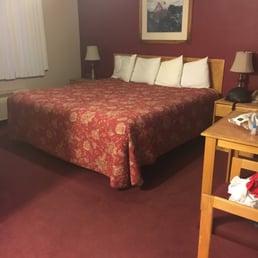 Nice, clean motel. Owner greeted us with a smile. Offered us rags to clean our Harleys. Nice, clean motel. Owner greeted us with a smile. Offered us rags to clean our Harleys.
