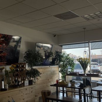 Cafe 33 - Inside restaurant - Coffee & Tea Near Me - Sacramento, California