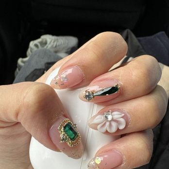 Queenie Nail & Spa - Nail Salons Near Me - Seattle, Washington Queenie Nail & Spa - Nail Salons Near Me - Seattle, Washington